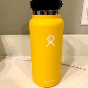 Yellow 32 oz wide mouth hydroflask (DENTED)
